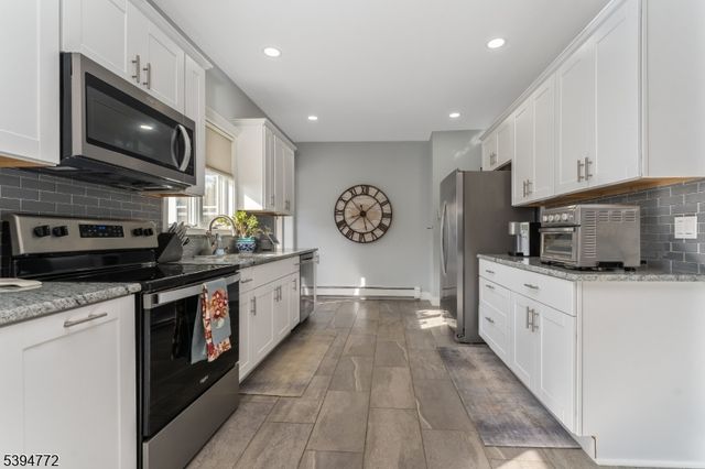 22 Fairview Ave, Clinton Town, NJ 08809