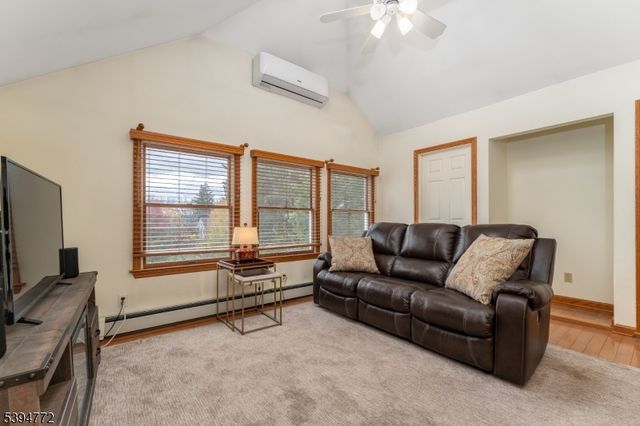 22 Fairview Ave, Clinton Town, NJ 08809