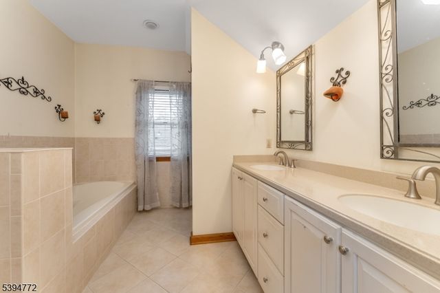 22 Fairview Ave, Clinton Town, NJ 08809