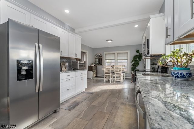 22 Fairview Ave, Clinton Town, NJ 08809