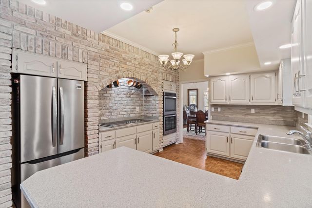 2973 OAKLEIGH LN, Germantown, TN 38138