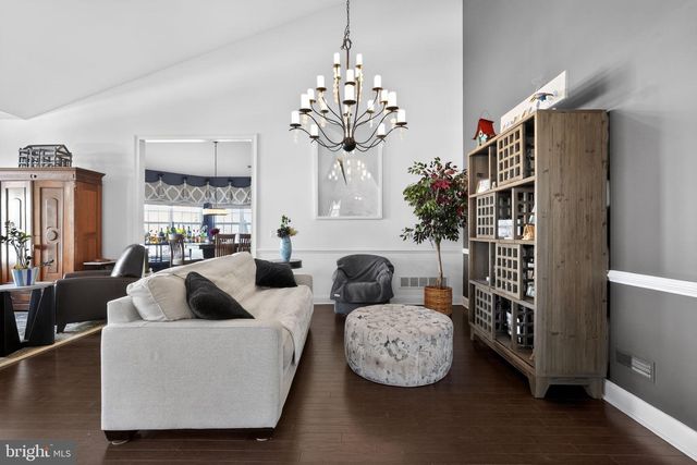 284 WILLOW DR, Newtown, PA 18940