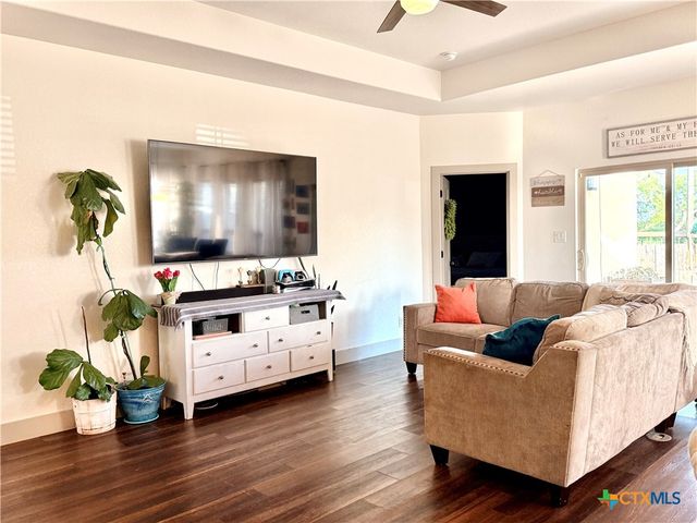 2002 Yellow Rose Way, Gonzales, TX 78629