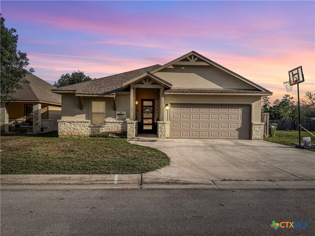 2002 Yellow Rose Way, Gonzales, TX 78629