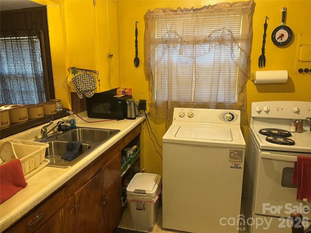 2618 Roslyn Avenue, Charlotte, NC 28208