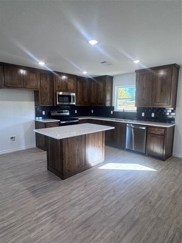 1005 BRADSHAW Court, Springtown, TX 76082