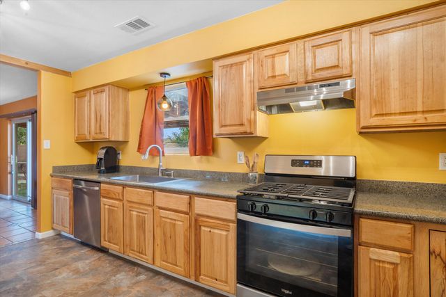 211 Littler Drive SE, Rio Rancho, NM 87124