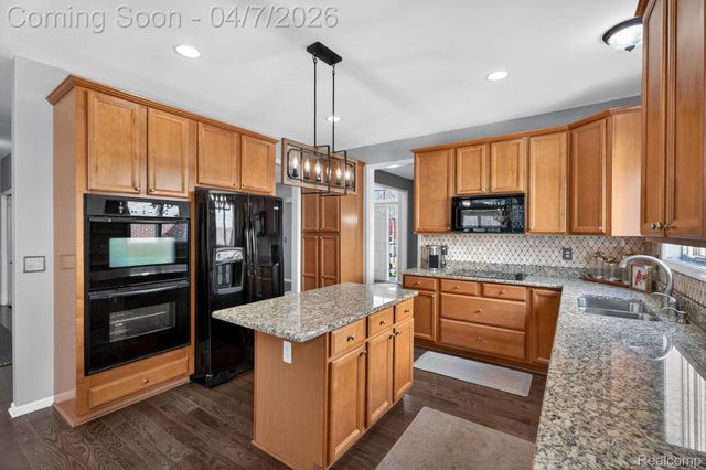 41625 Steinbeck Glen, Novi, MI 48377