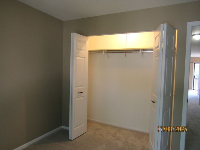 950 Cumberland Court B2, Roselle, IL 60172