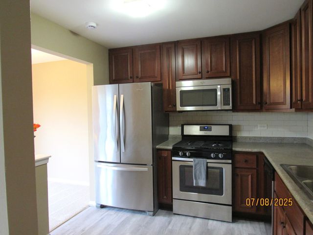 950 Cumberland Court B2, Roselle, IL 60172