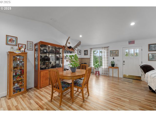 460 HUCKLEBERRY MT Ln, Riddle, OR 97469