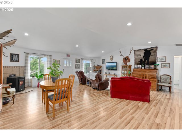 460 HUCKLEBERRY MT Ln, Riddle, OR 97469