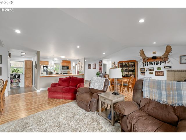 460 HUCKLEBERRY MT Ln, Riddle, OR 97469