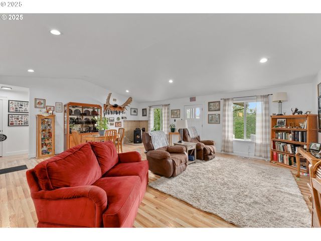 460 HUCKLEBERRY MT Ln, Riddle, OR 97469