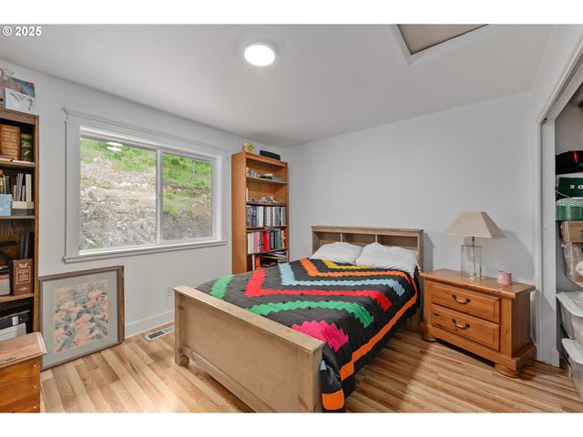 460 HUCKLEBERRY MT Ln, Riddle, OR 97469