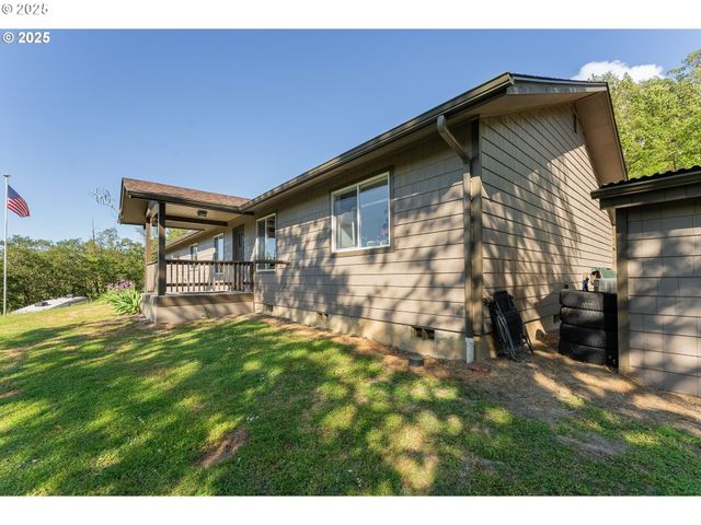 460 HUCKLEBERRY MT Ln, Riddle, OR 97469