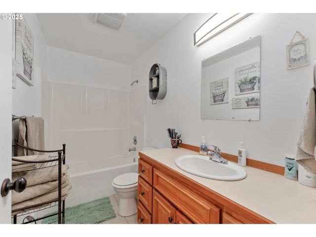 460 HUCKLEBERRY MT Ln, Riddle, OR 97469