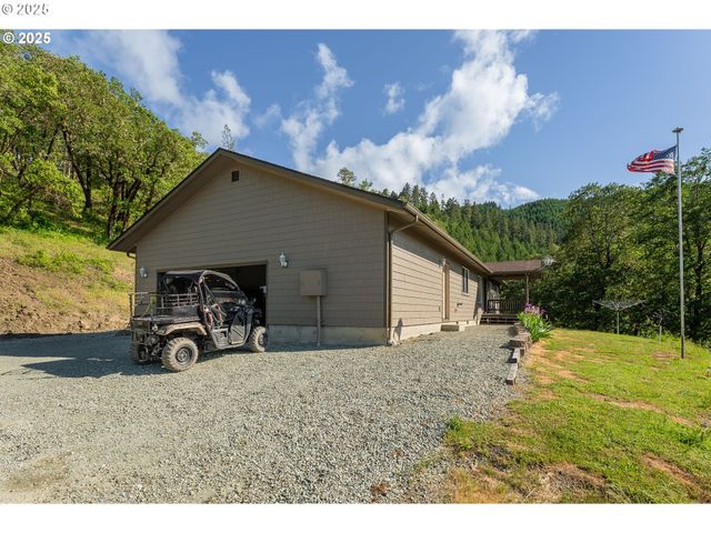 460 HUCKLEBERRY MT Ln, Riddle, OR 97469