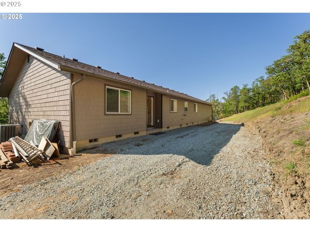 460 HUCKLEBERRY MT Ln, Riddle, OR 97469