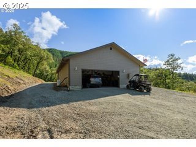 460 HUCKLEBERRY MT Ln, Riddle, OR 97469