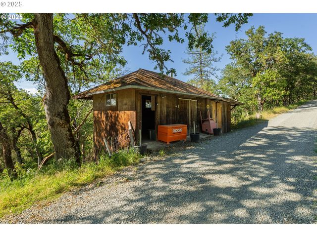 460 HUCKLEBERRY MT Ln, Riddle, OR 97469