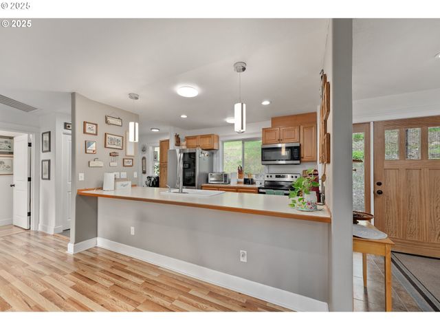 460 HUCKLEBERRY MT Ln, Riddle, OR 97469