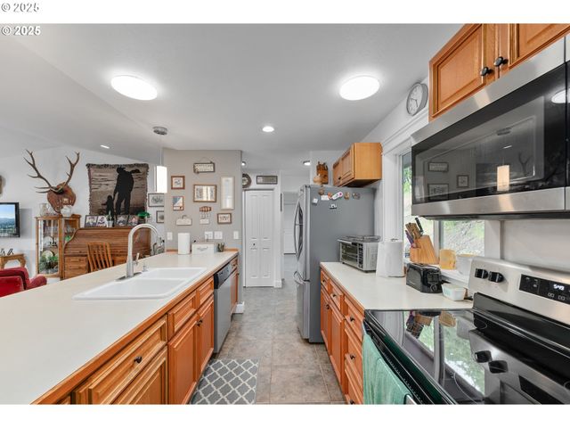 460 HUCKLEBERRY MT Ln, Riddle, OR 97469