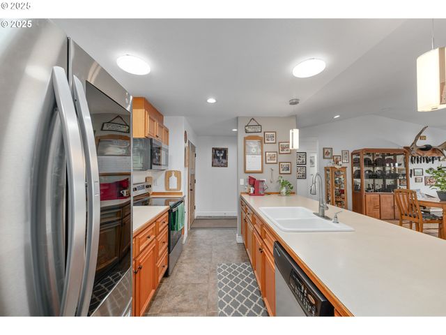 460 HUCKLEBERRY MT Ln, Riddle, OR 97469