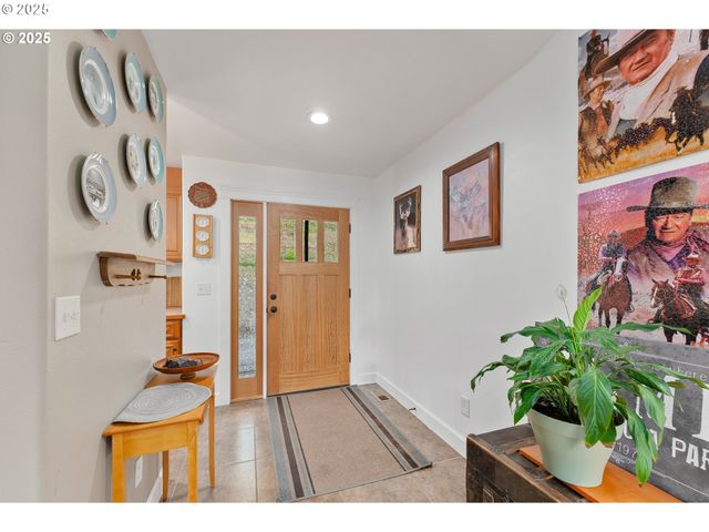 460 HUCKLEBERRY MT Ln, Riddle, OR 97469