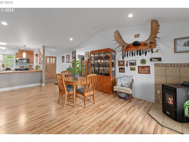 460 HUCKLEBERRY MT Ln, Riddle, OR 97469