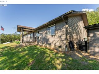 460 HUCKLEBERRY MT Ln, Riddle, OR 97469