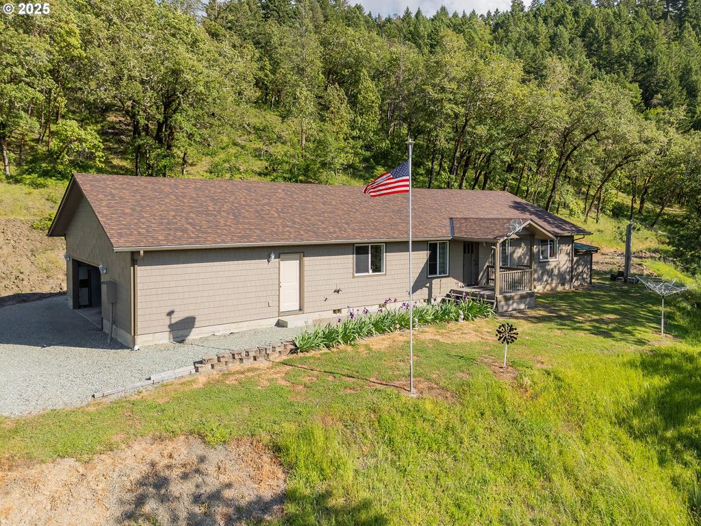 460 HUCKLEBERRY MT Ln, Riddle, OR 97469