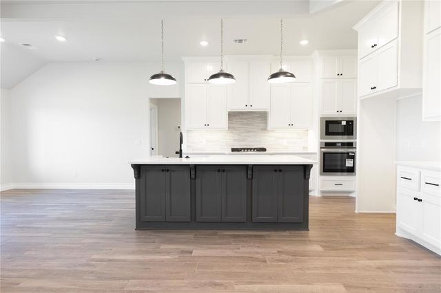 8233 Mountain Oak Drive, Edmond, OK 73034