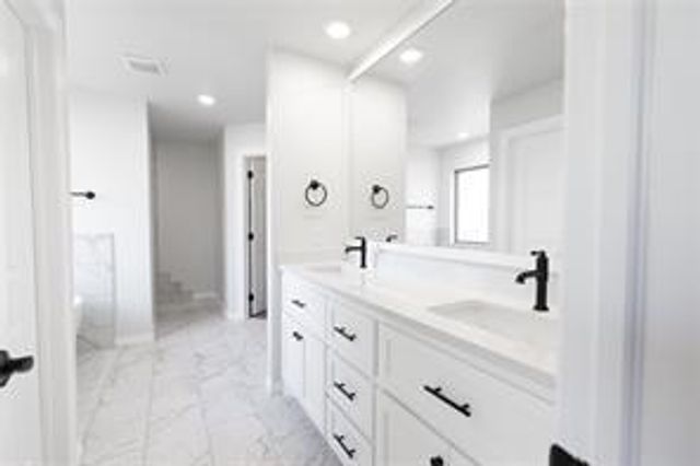 8233 Mountain Oak Drive, Edmond, OK 73034