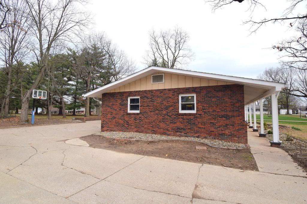 Image 2 of property listing at 4 Webster Hill Estates, Mt Vernon, IL 62864