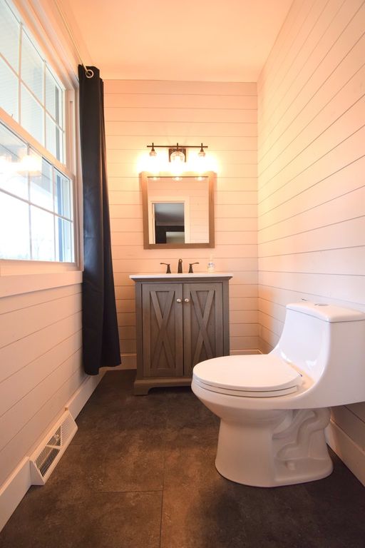 Image 11 of property listing at 4 Webster Hill Estates, Mt Vernon, IL 62864