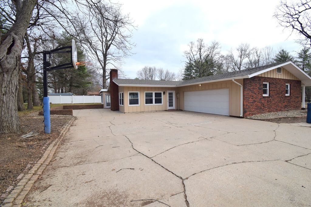 Image 3 of property listing at 4 Webster Hill Estates, Mt Vernon, IL 62864