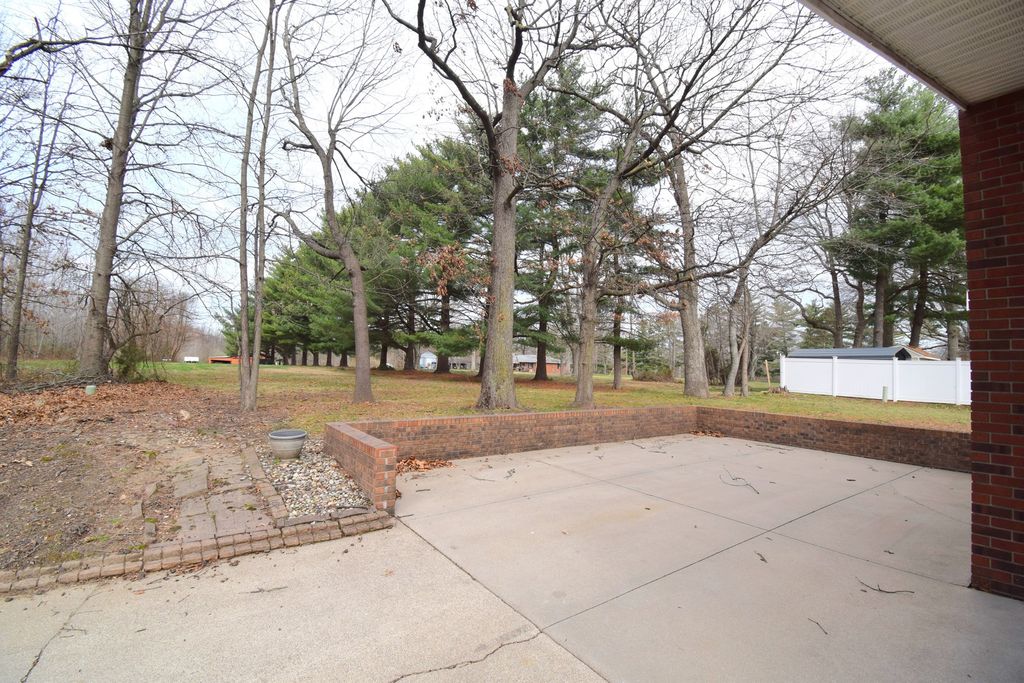 Image 4 of property listing at 4 Webster Hill Estates, Mt Vernon, IL 62864