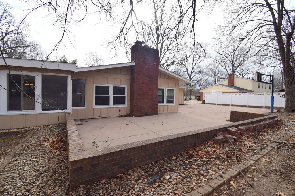 Image 5 of property listing at 4 Webster Hill Estates, Mt Vernon, IL 62864