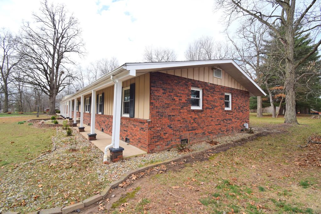 Image 7 of property listing at 4 Webster Hill Estates, Mt Vernon, IL 62864