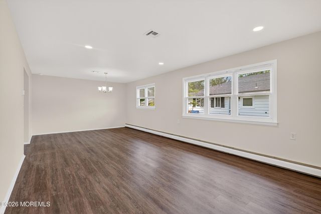 7 Bonasse Street, Toms River, NJ 08757