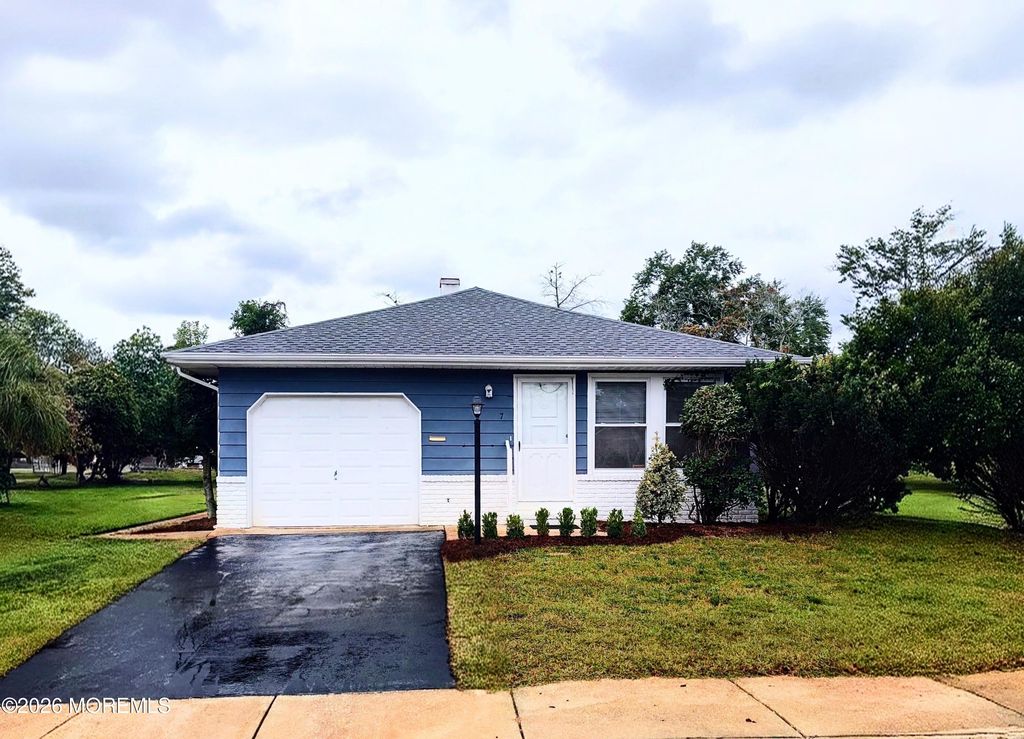 7 Bonasse Street, Toms River, NJ 08757