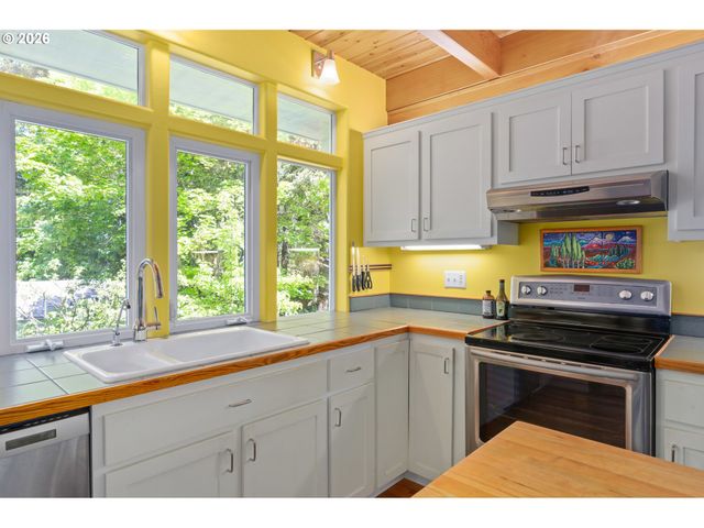 2985 ADAMS St, Eugene, OR 97405