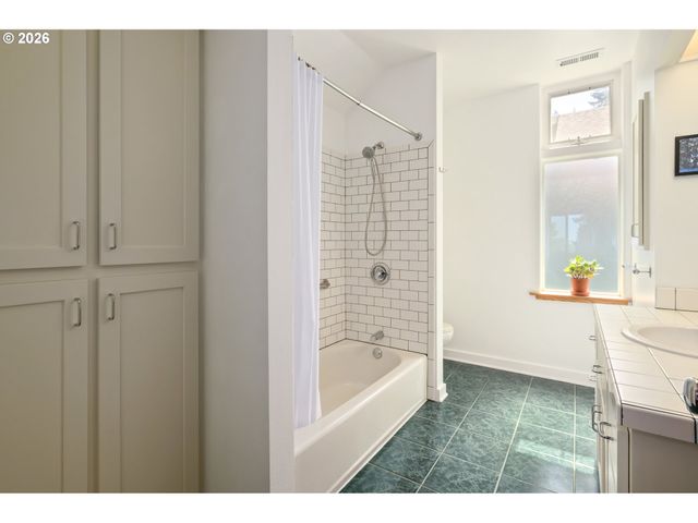 2985 ADAMS St, Eugene, OR 97405