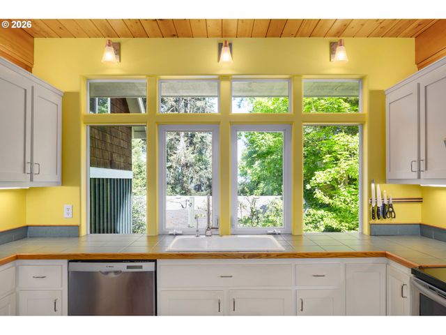 2985 ADAMS St, Eugene, OR 97405