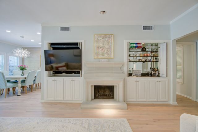 6840 E Northwest Highway, Dallas, TX 75231