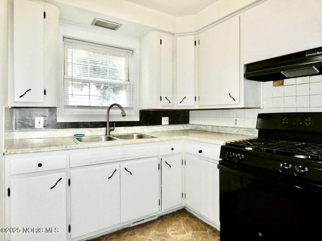 577 Dover Place, Toledo, OH 43605