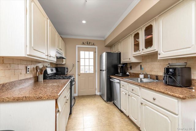 88 E Valley Stream Boulevard 6, Valley Stream, NY 11580