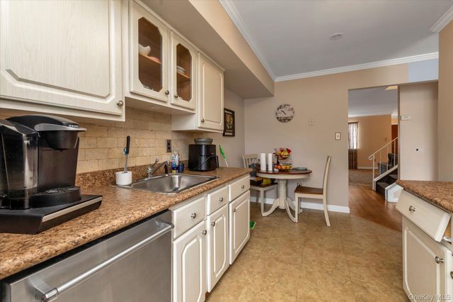 88 E Valley Stream Boulevard 6, Valley Stream, NY 11580