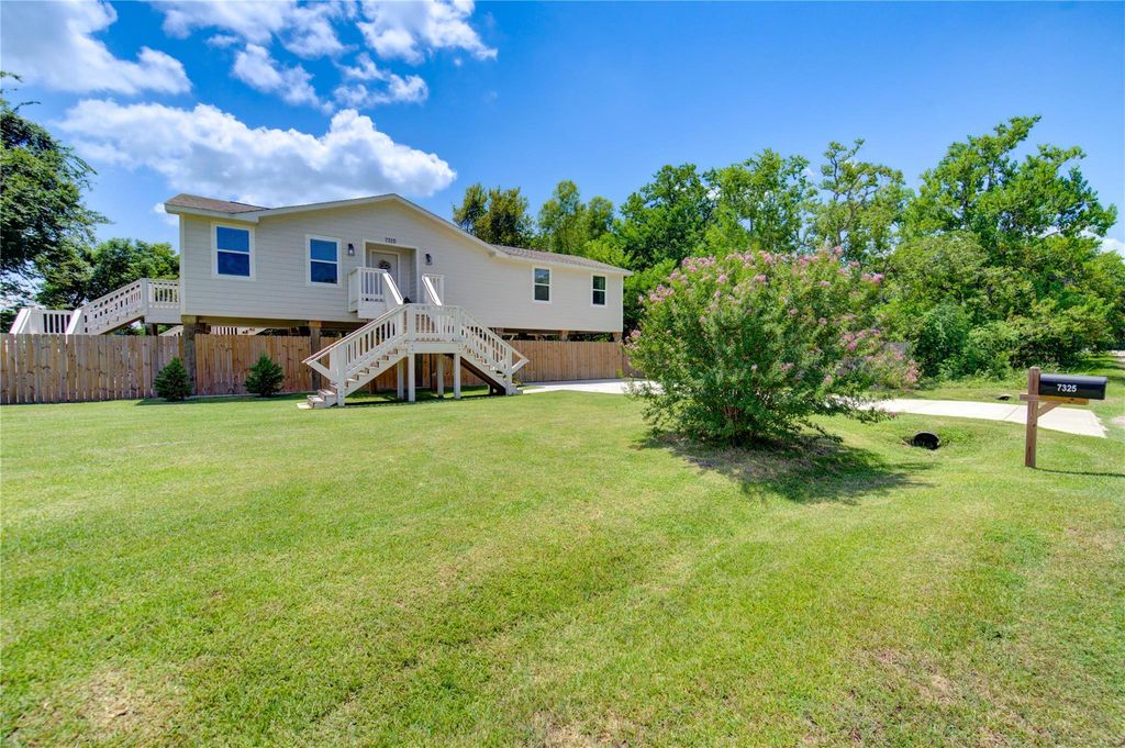 7325 Speaker Street, Hitchcock, TX 77563